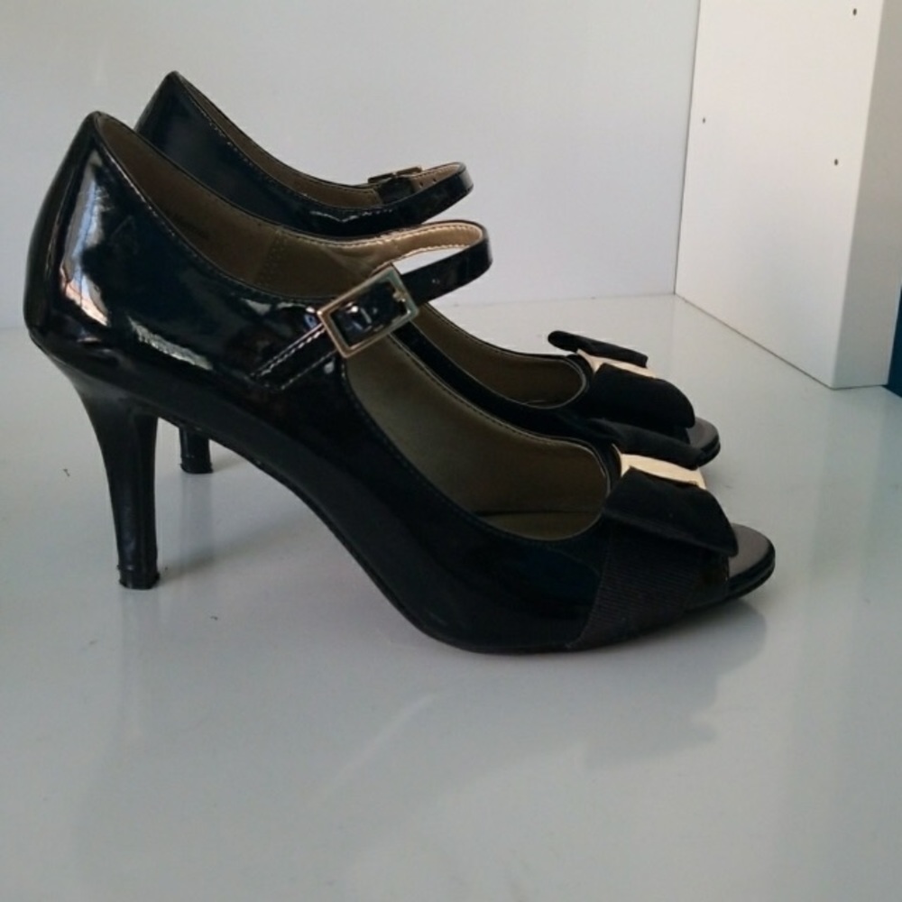 Kelly & Katie navy blue patent  3in pumps 8.5